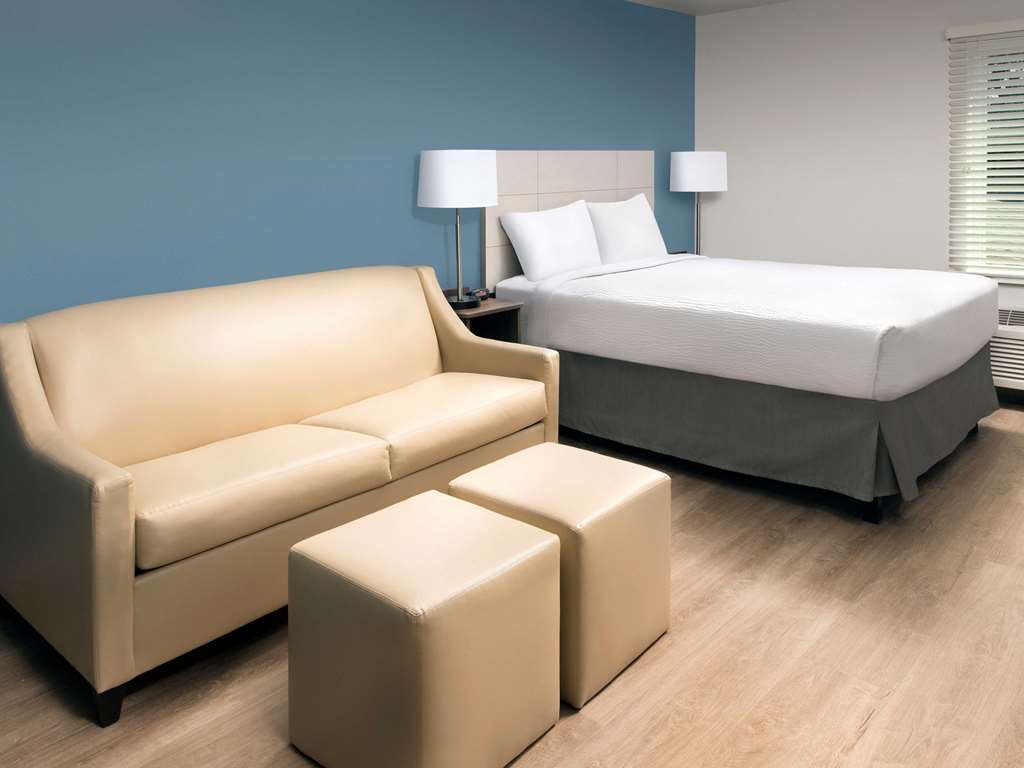 Woodspring Suites Carol Stream - Chicago Room photo