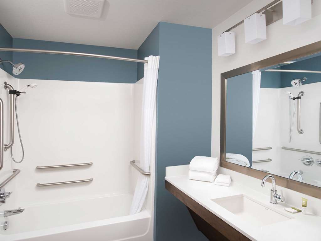 Woodspring Suites Carol Stream - Chicago Room photo